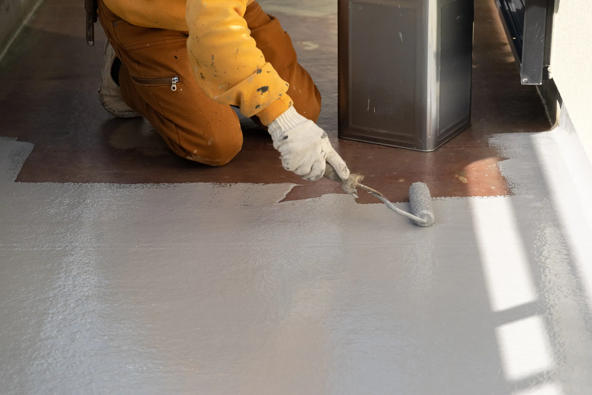 床の劣化原因に対応した塗料を選定