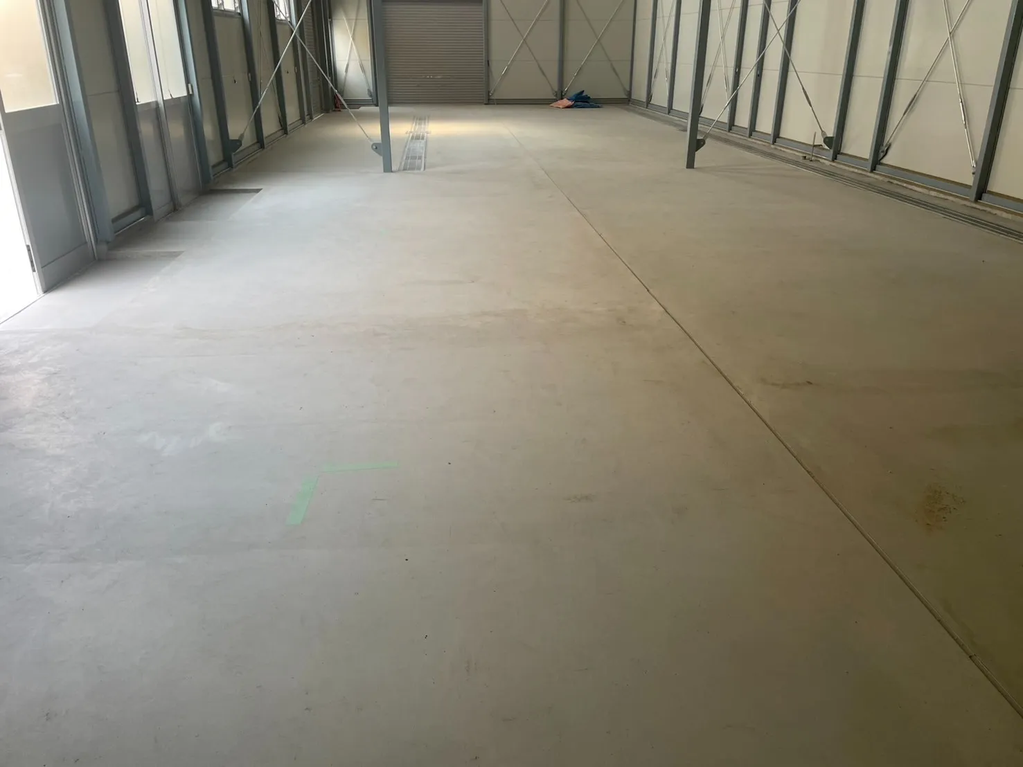 床面の美観と耐久性を両立｜ミルクリートMMを使用した塗床工事（新築案件）